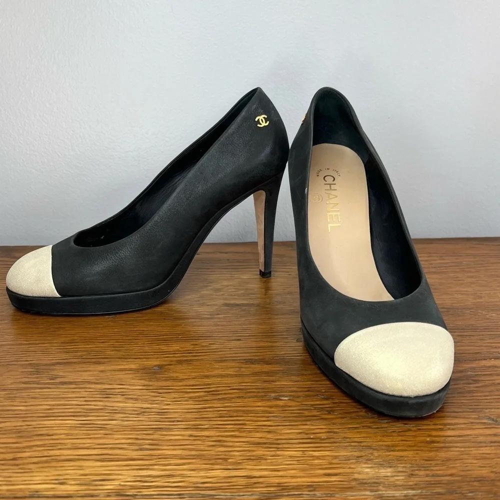 CHANEL Size 38 • Dark Green Suede Platform Pumps Heels EUC.